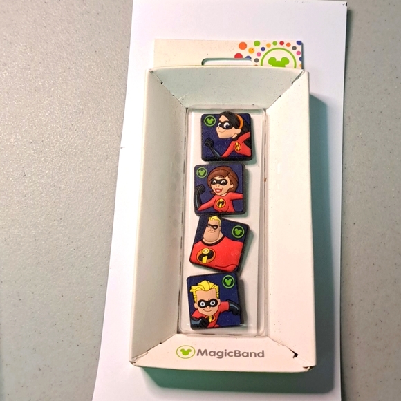 Disney Magic Bandits INCREDIBLES - Picture 1 of 3